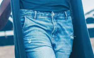 ženské boky v džínách
